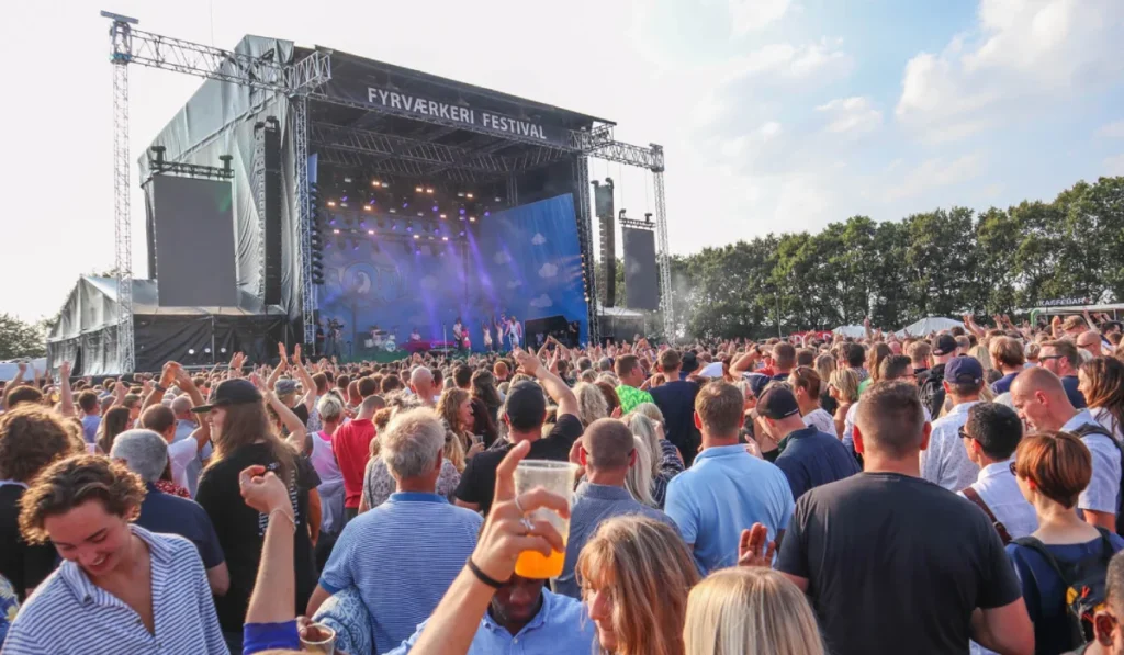 Billedet viser scene og publikum på Fyrværkeri Festival