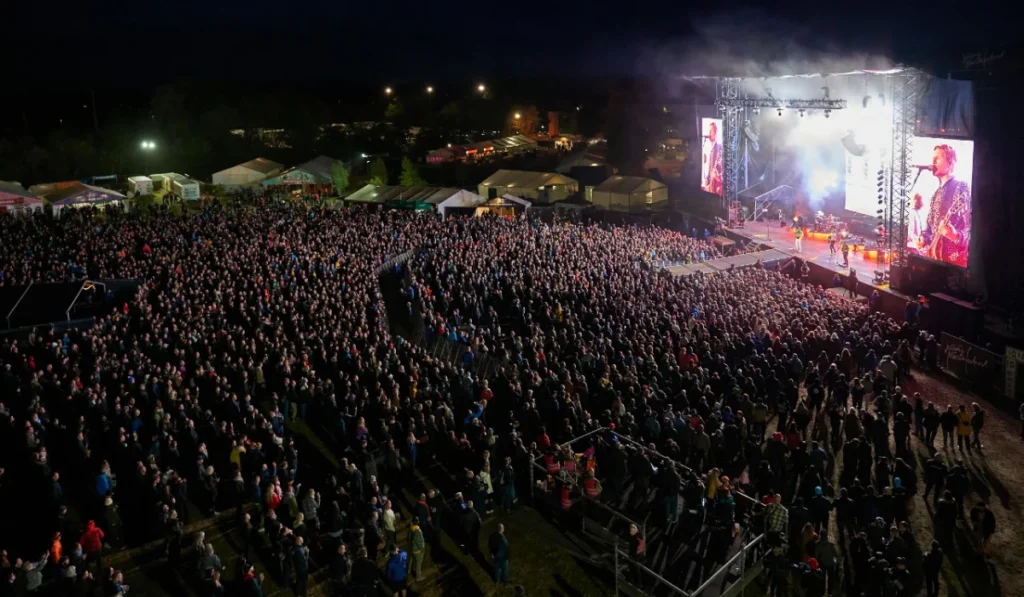Billedet viser Jelling Musikfestival med publikum og en scene