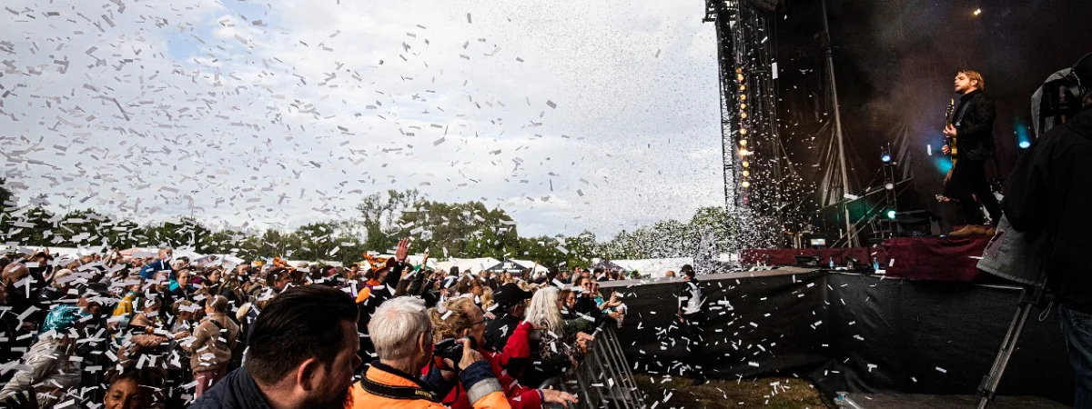 Billedet viser en scene og publikum på Jelling Musikfestival