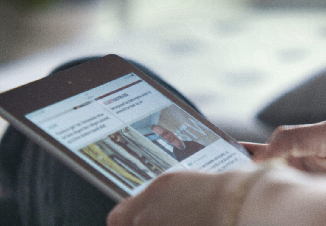 Klip af en der sidder og læser Avisen Danmark på en tablet