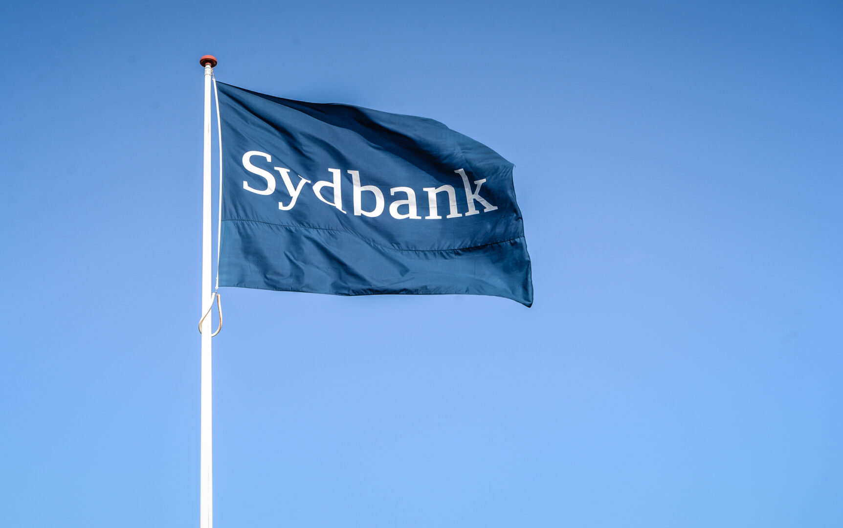 Billedet viser et Sydbank-flag
